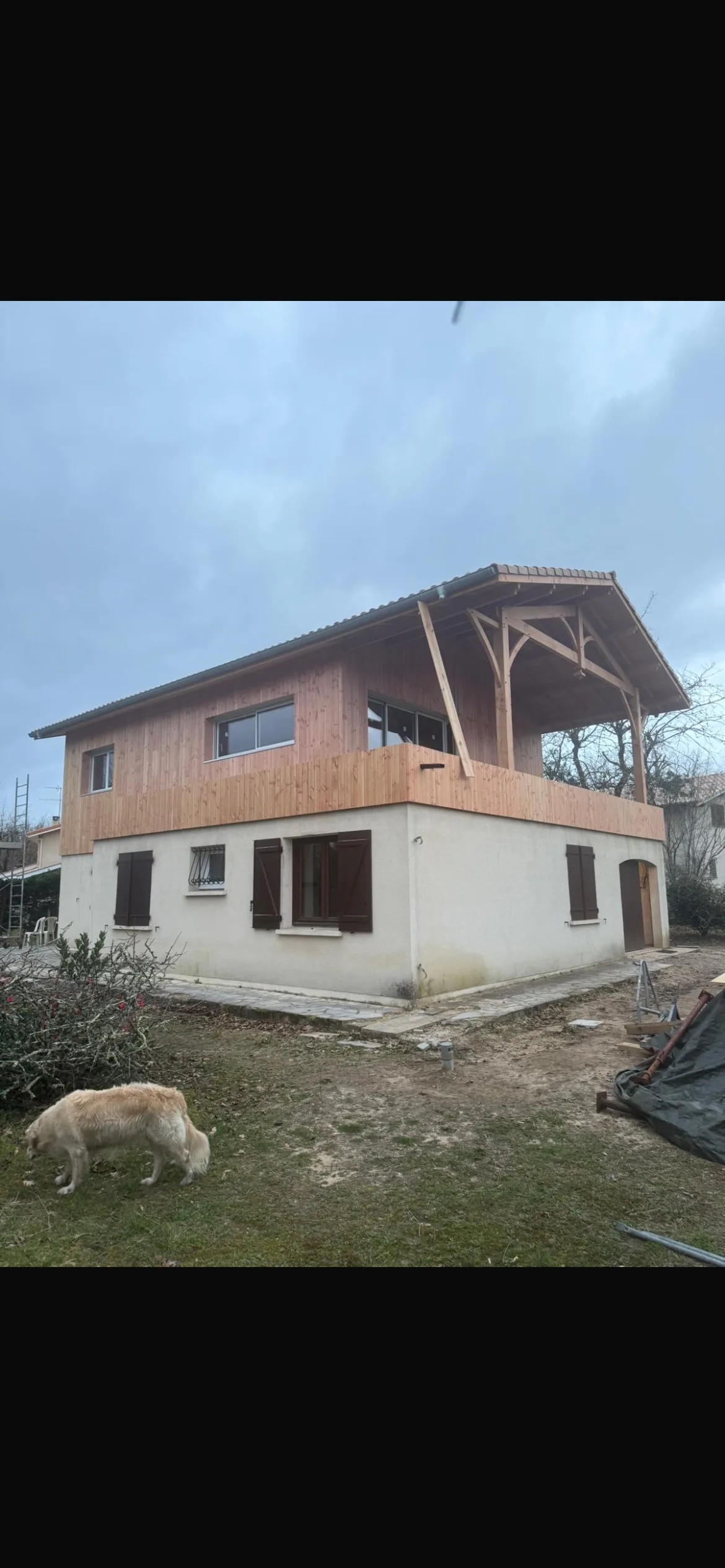 Bardage douglas — pignon et entourages de menuiserie