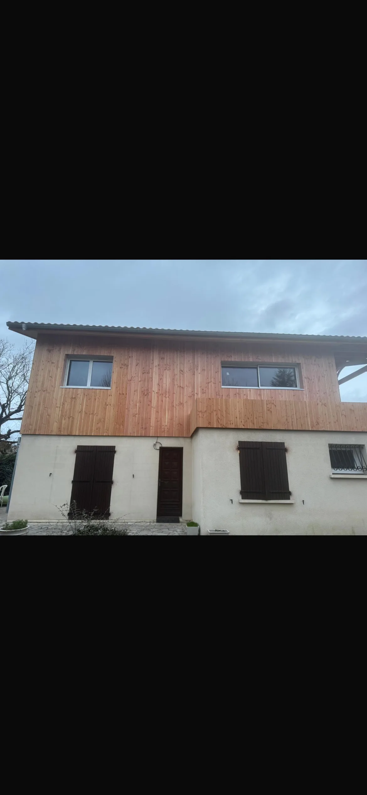 Bardage douglas — pignon et entourages de menuiserie