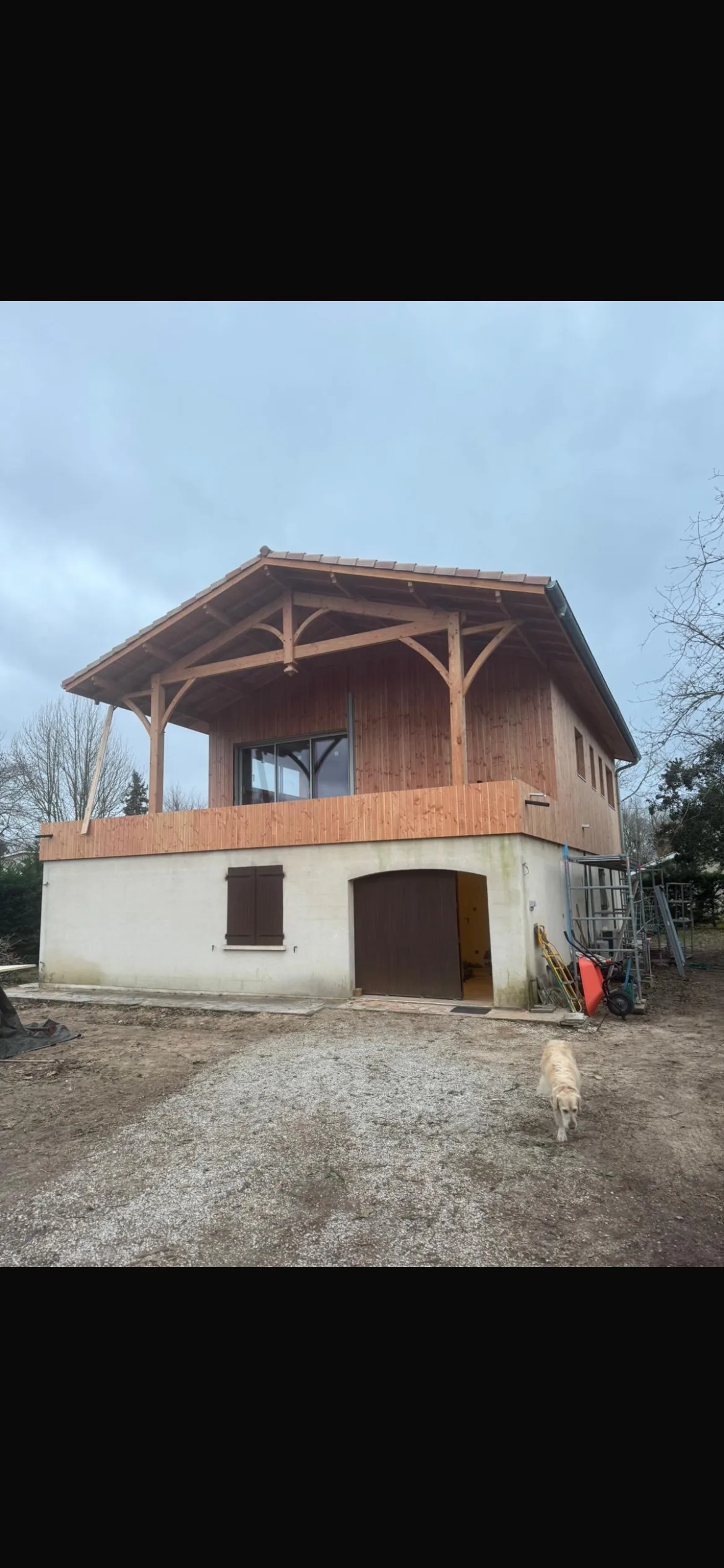 Bardage douglas — pignon et entourages de menuiserie