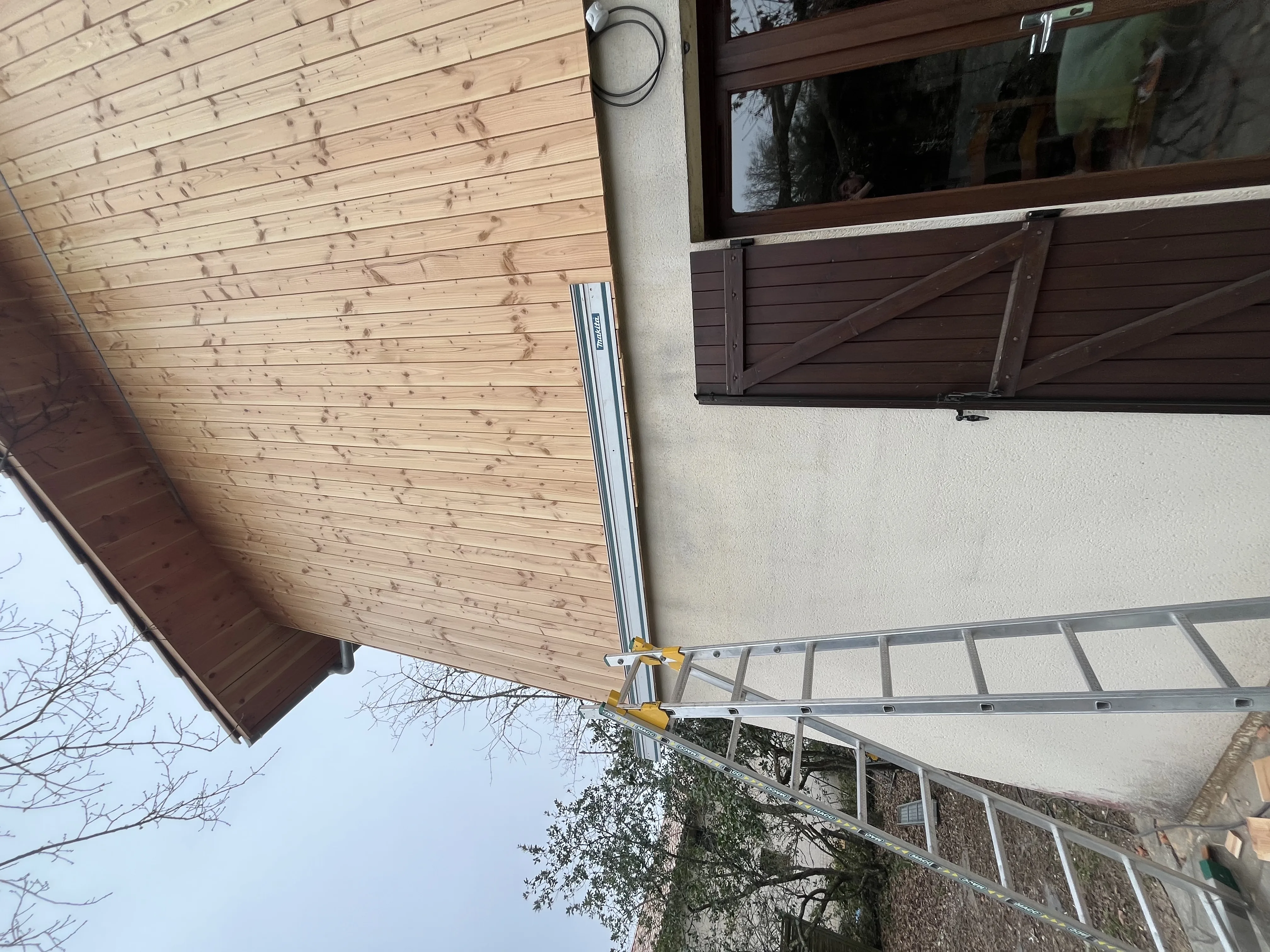 Bardage douglas — pignon et entourages de menuiserie
