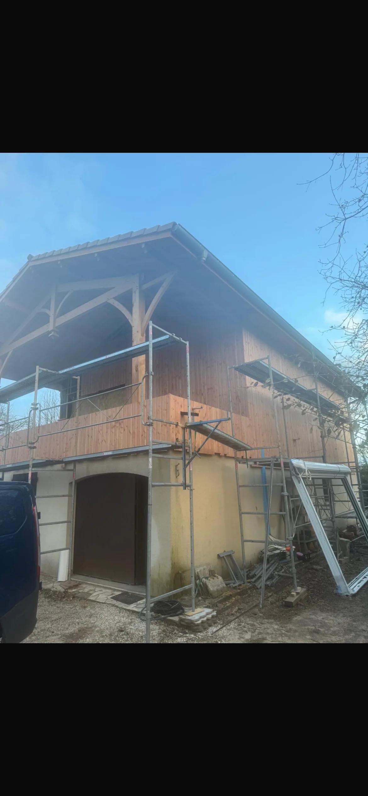 Bardage douglas — pignon et entourages de menuiserie