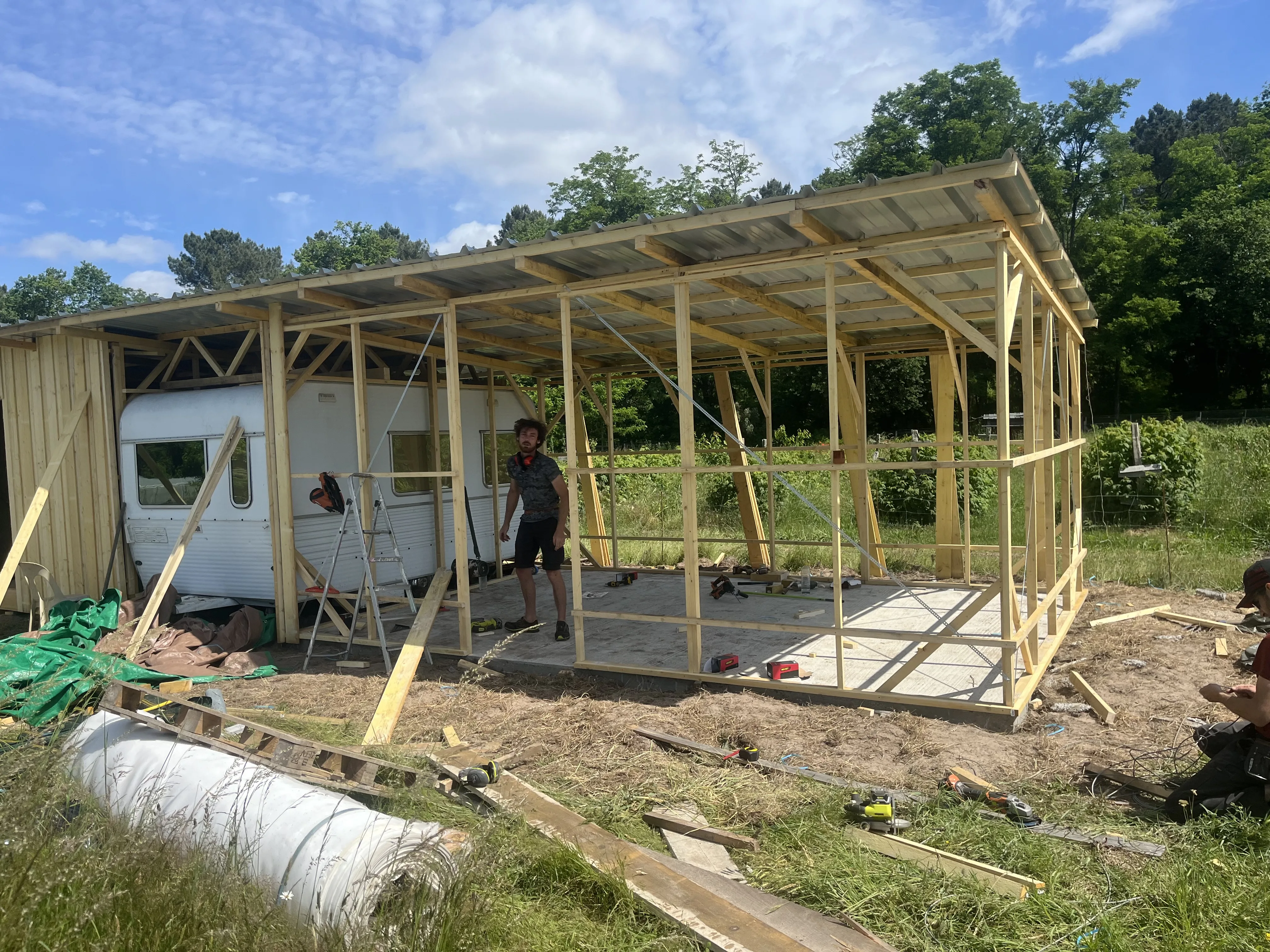 Hangar bois agricole — intégration caravane