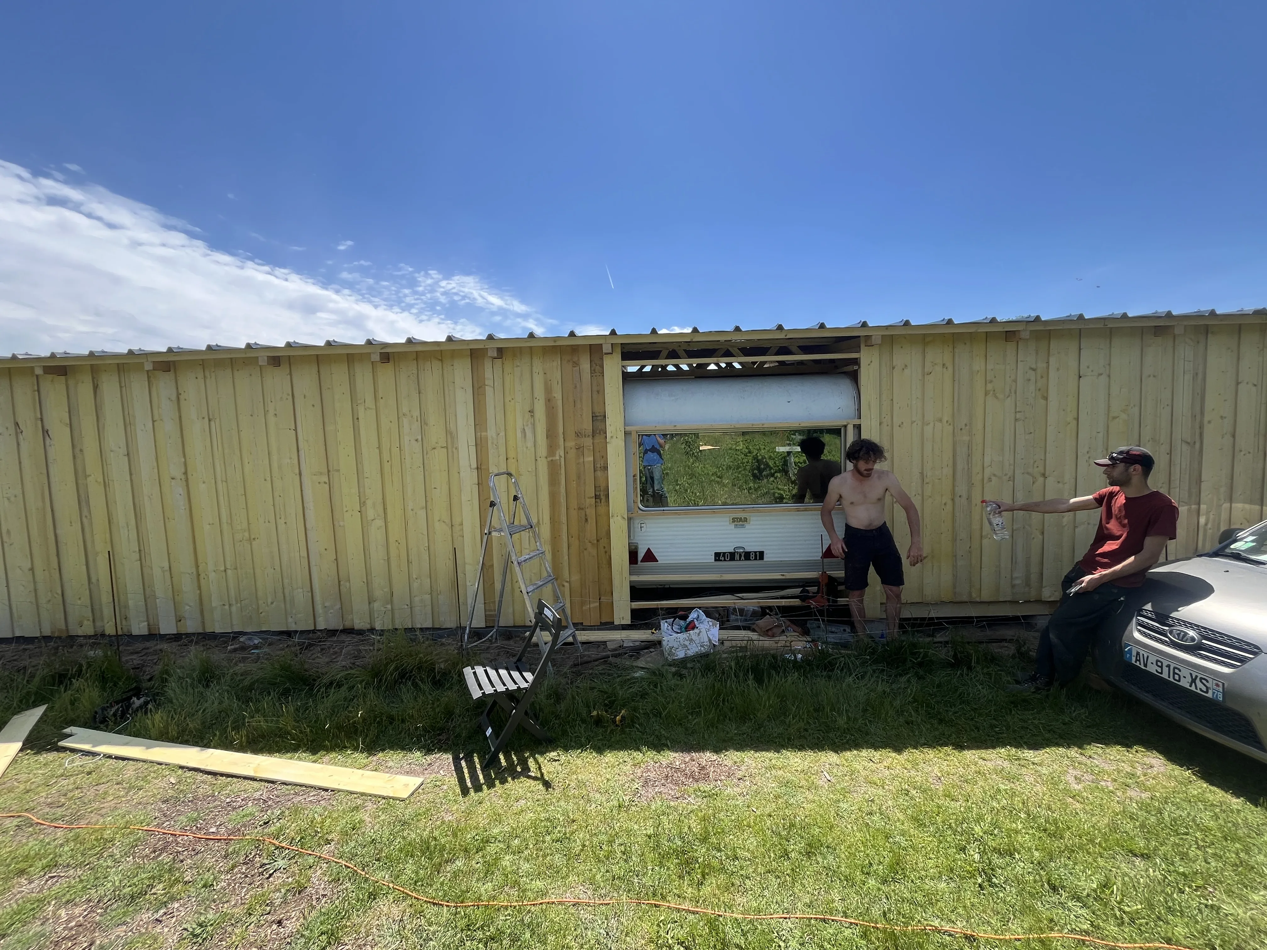 Hangar bois agricole — intégration caravane